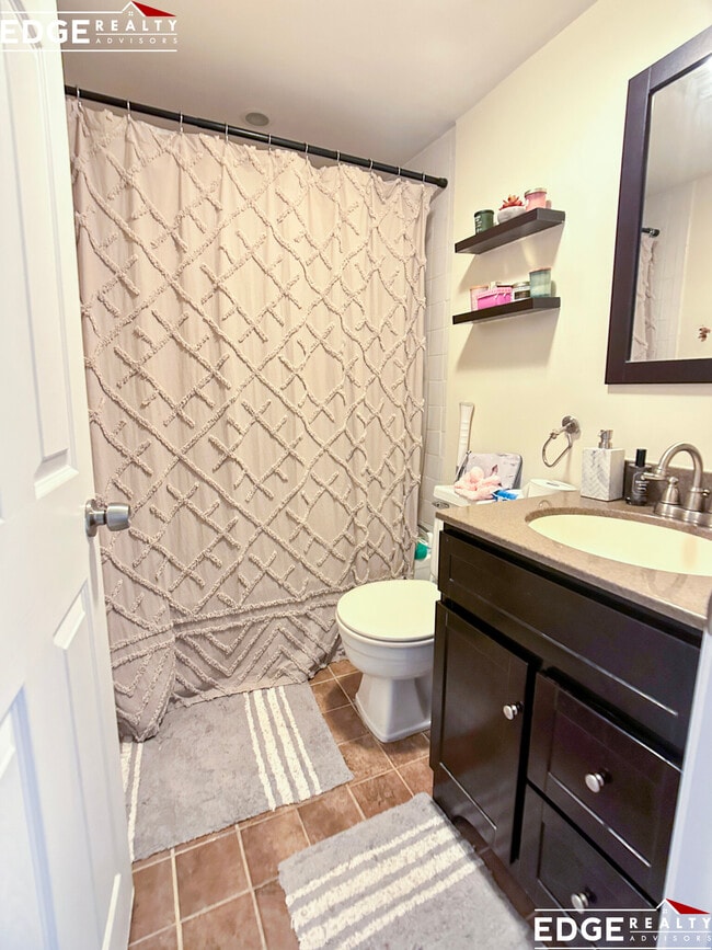 Photo - 390 Riverway Unidad 19