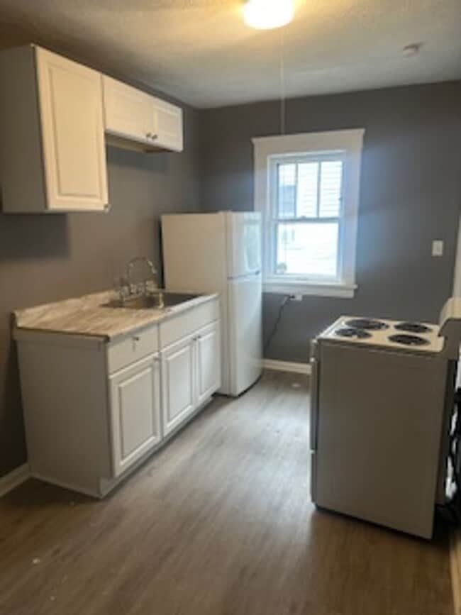 Building Photo - 1-Bedroom Apartment in Quiet 4-Plex with O... Unit E127Th #4 Down rear