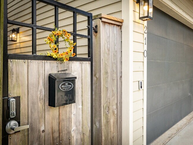 Photo - "Charming 4-Bed Houston Haven with Elegance on East 32nd Street!"