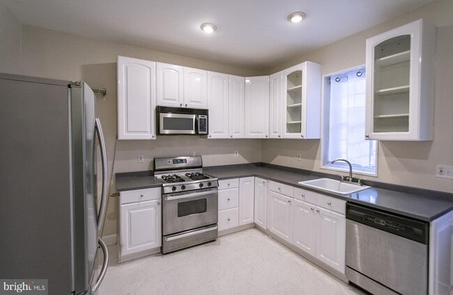 Building Photo - 833 N Newkirk St