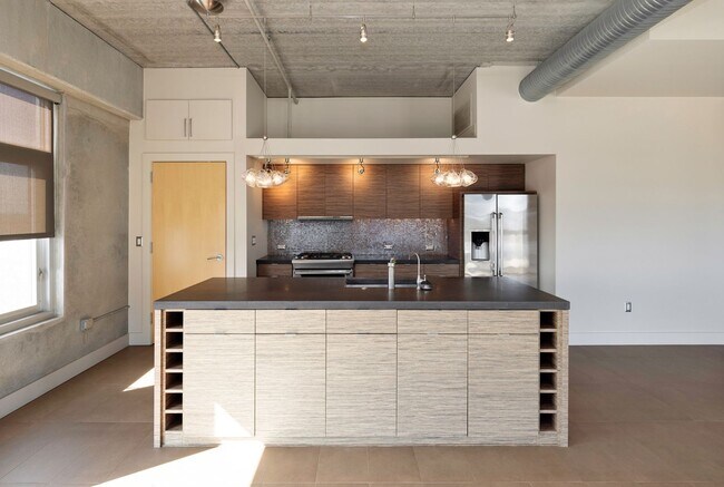 Building Photo - 309 E 5th St Unit 505