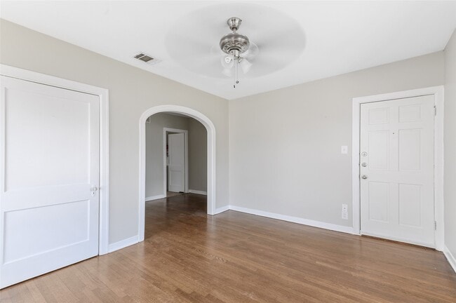 Building Photo - 419 W Polk St Unit 3 Rental