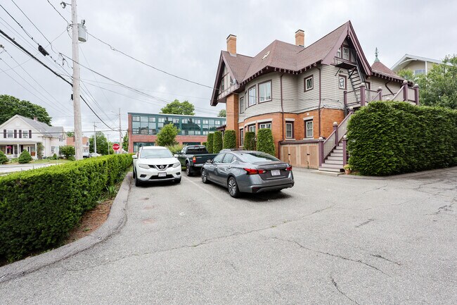 7 W Church St