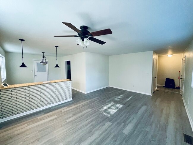 Photo - 1211 Victoria Blvd