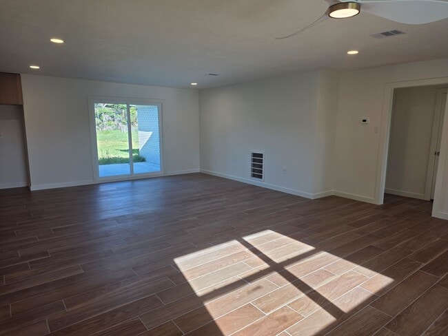 Photo - 803 Coleman St