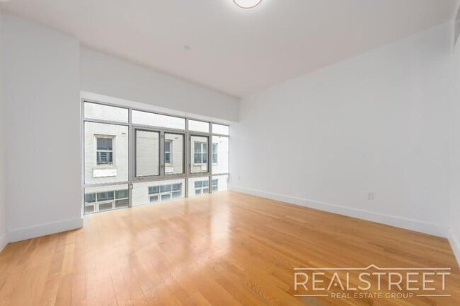 Building Photo - 1 bedroom in ELMHURST NY 11373 Unit 327 Rental