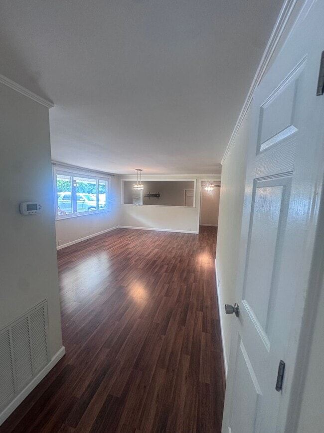 Photo - Powell 37749 - 2 bedroom, 1 bath home - Contact Lisa Vineyard and Shannon Russell (865) 216-9334