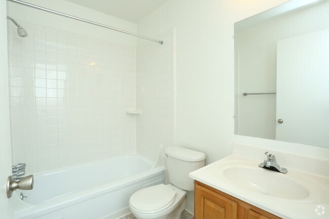 One Bedroom - Bathroom - Fairway Club Apartments