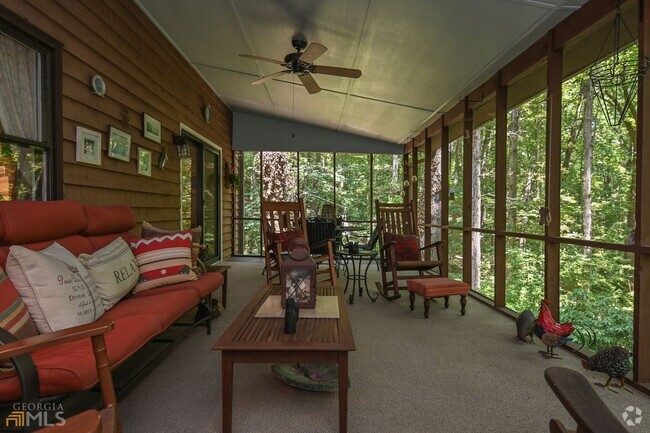 Building Photo - Spacious 3-Bedroom Home on Private Lot in ...