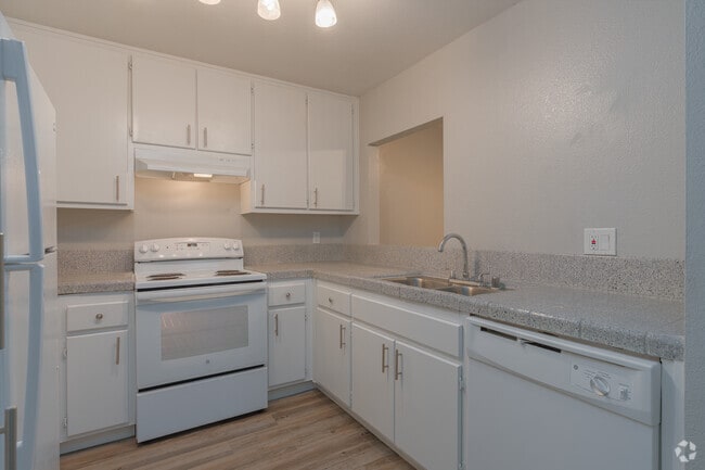 1BR, 1BA - 740SF - Kitchen - Cottage Meadows