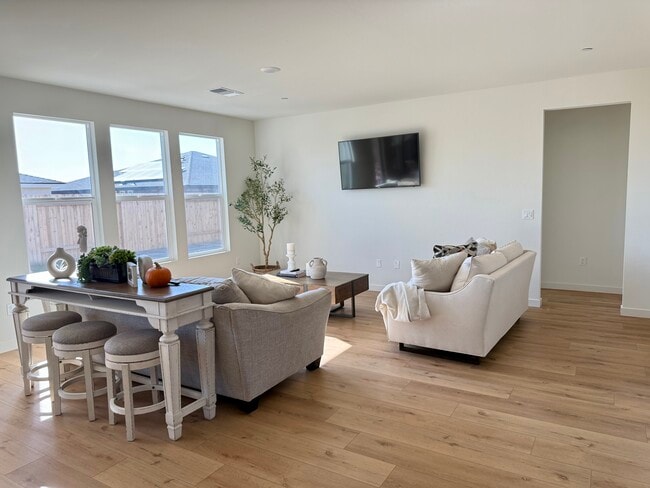 Photo - 8307 Basalt St