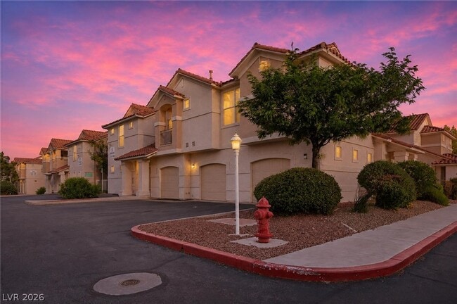 Building Photo - 8555 W Russell Rd Unit 1048