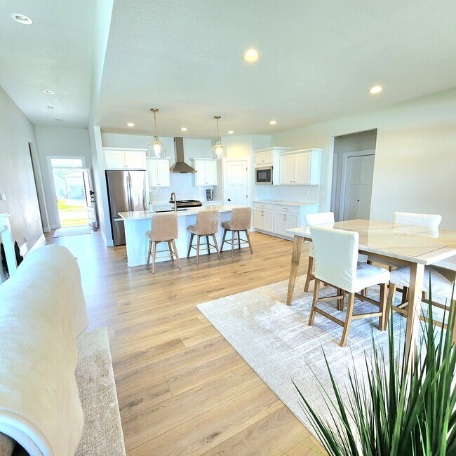 Photo - 895 Harrington Way