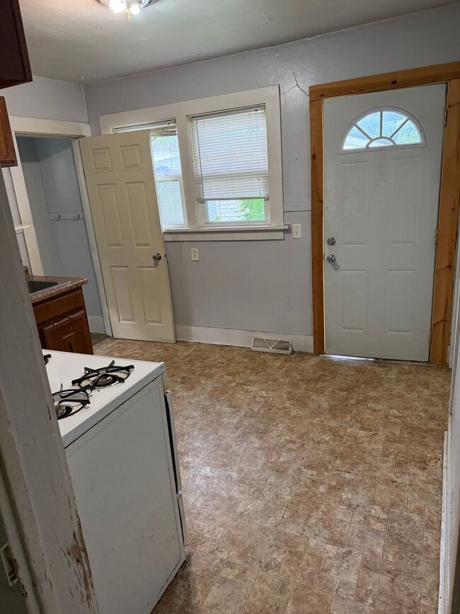 Building Photo - 2 Bedroom 1 Bath House