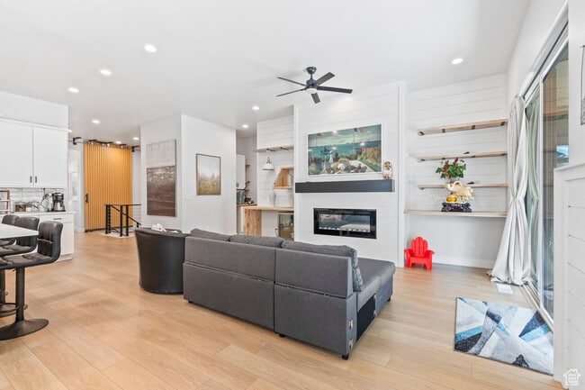 Photo - 837 S Finley Cir