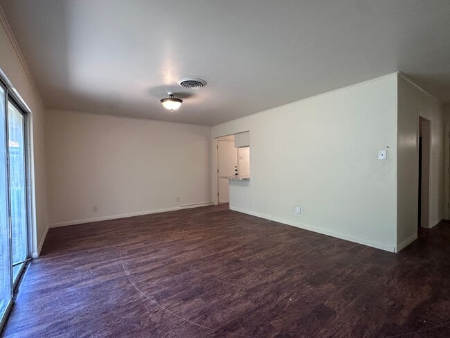 Photo - 825 Crestview Dr