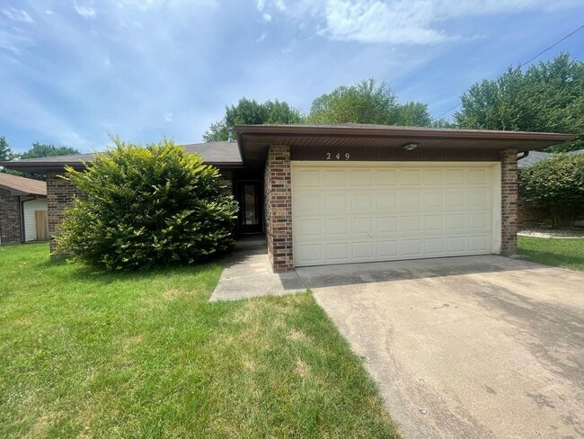 Building Photo - COMING SOON Cozy House 3 bed 2 bath 2 car ...