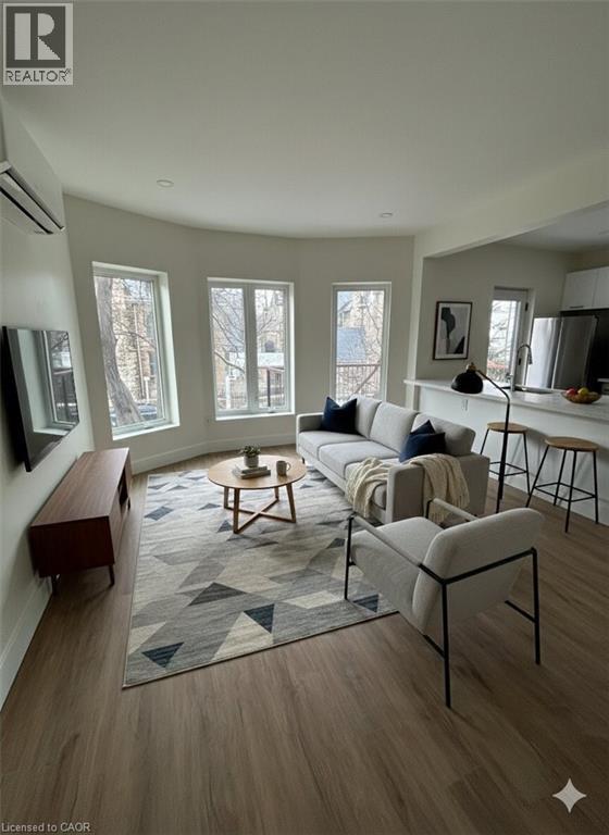 Photo - 259 John St S