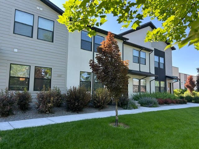 Photo - 220 Spring Creek Pkwy