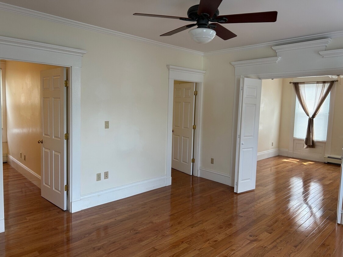 Living room - 177 Allen St (New Bedford, MA)