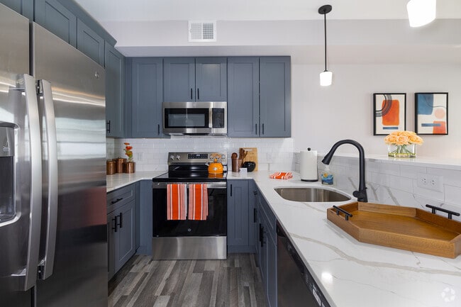 2BR, 1.5BA - 806SF - Kitchen