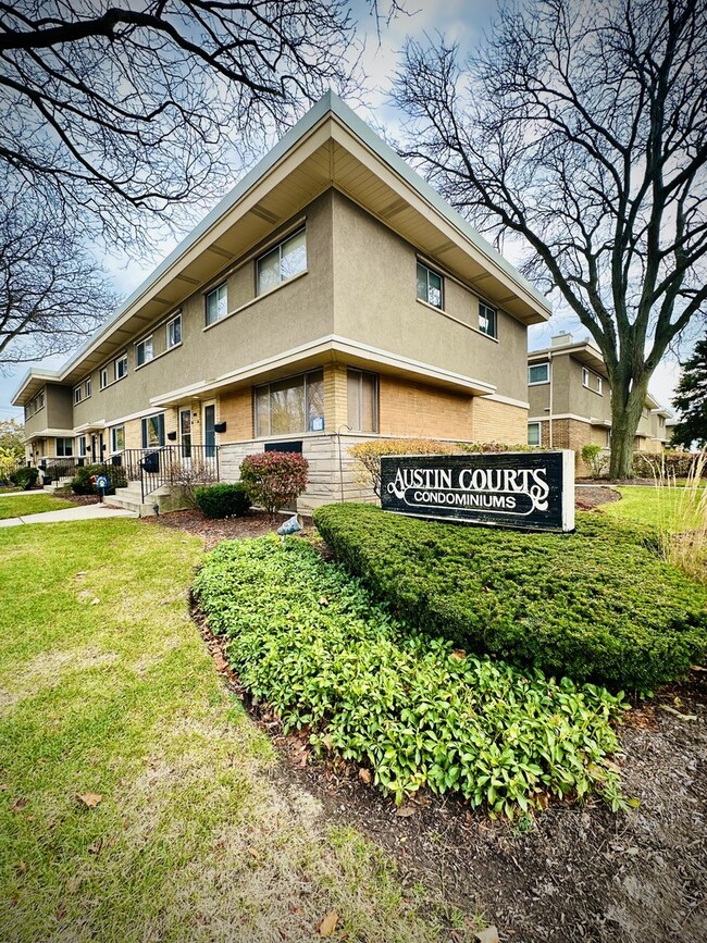 Photo - 610 S Milwaukee Ave Townhome