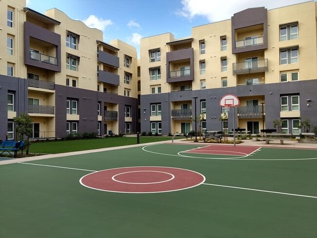 Photo - 200 E 10th St