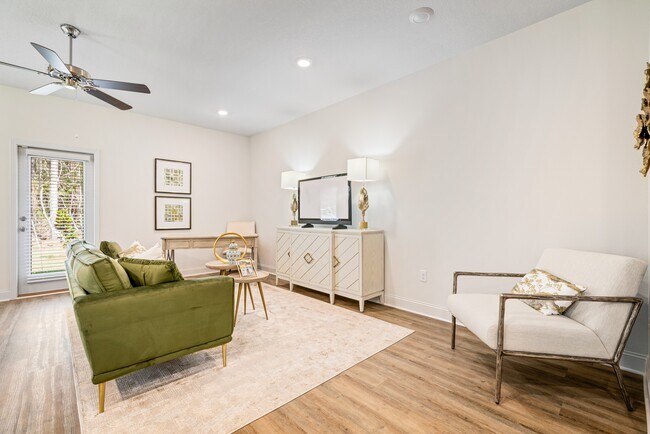 Sala de estar - Eula Cove Townhomes