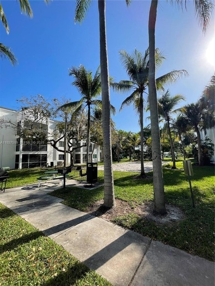 Building Photo - 5686 Rock Island Rd Unit 1141