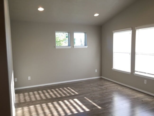 Photo - 2 Bedroom / 1 Bath Single Level Duplex in ...