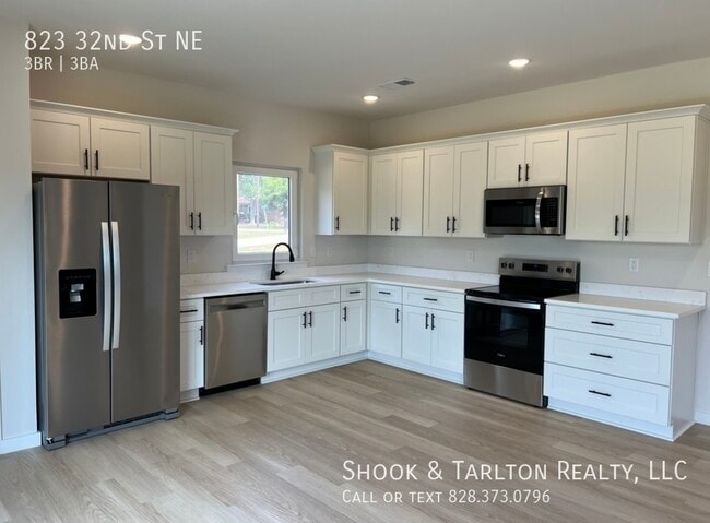 Photo - 823 32nd St NE