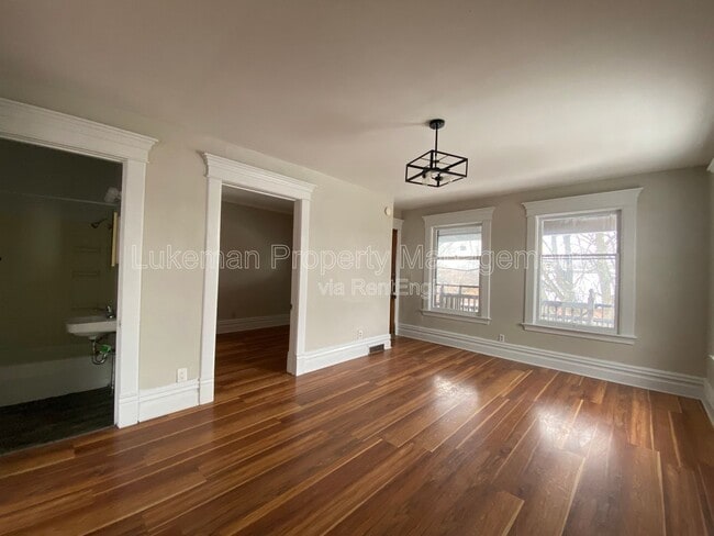 Photo - 743 Academy St