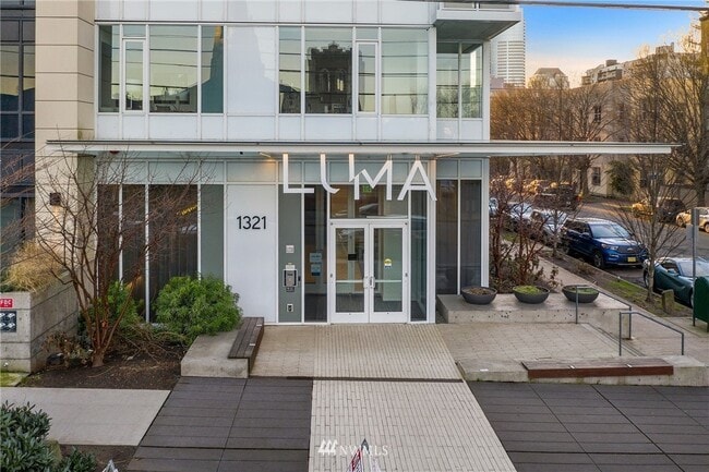 Building Photo - 1321 Seneca St Unit 2105