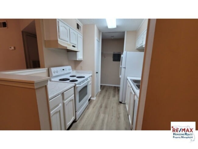 Photo - Wonderful totally remodeled condo with **POOL**