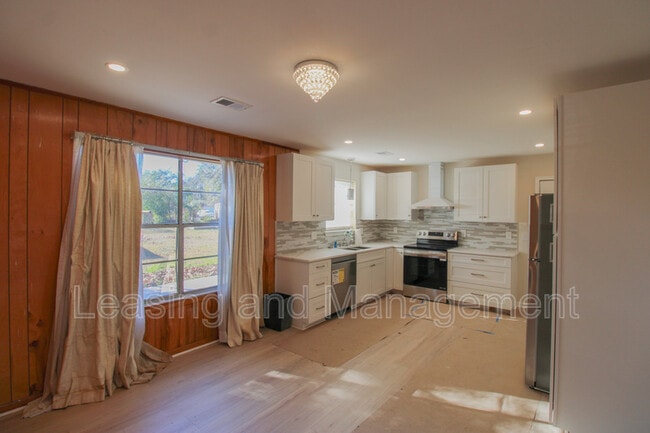 Photo - 305 Millcreek Dr