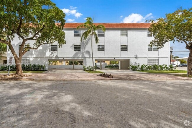 Building Photo - 1114 Douglas Rd Unit 1 Rental