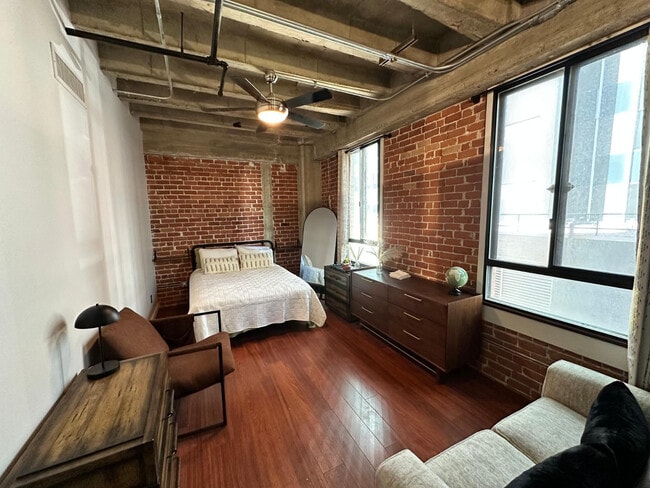 114 W Adams St Unit 402