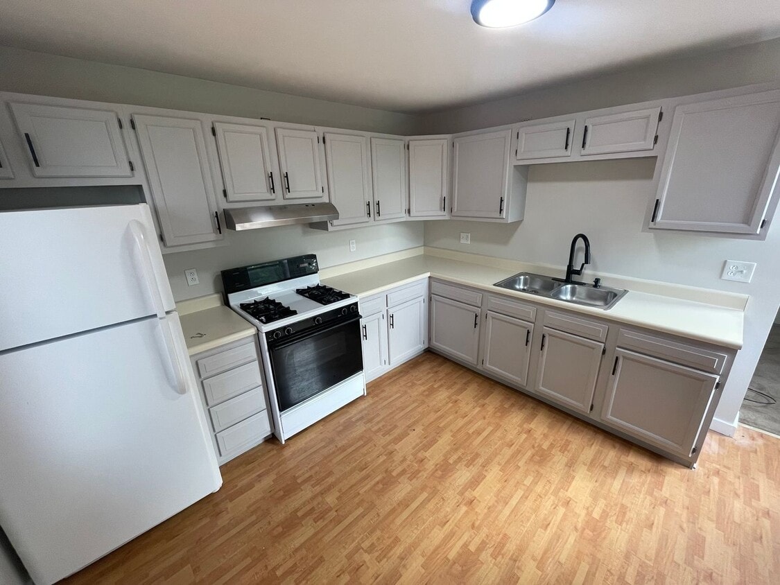 Photo - 155 Kendall Ave - (06122)