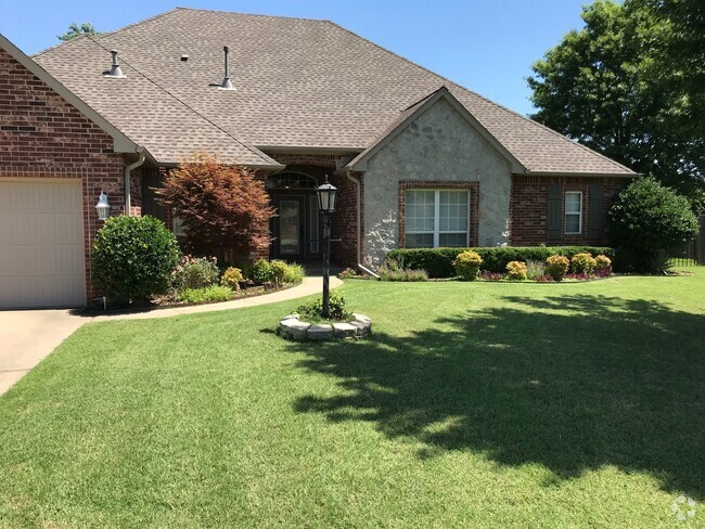 Building Photo - Gorgeous & Spacious 3 Bedroom Owasso Home-...