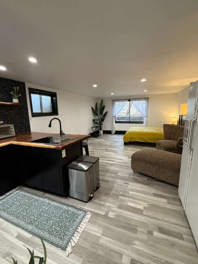 Photo - 706 E Stuart St Unit Atrium Apartment