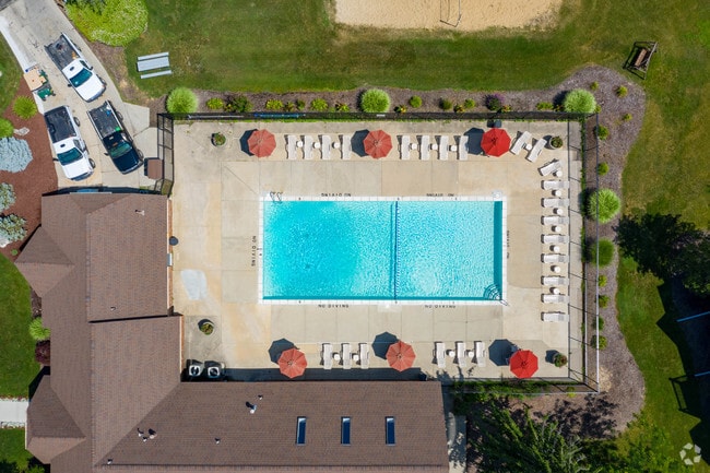 Pool - Fox Glen Apartments