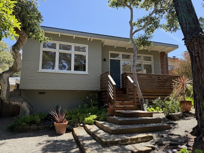 Building Photo - Adorable Two Bedroom Single Family Cottage... Rental