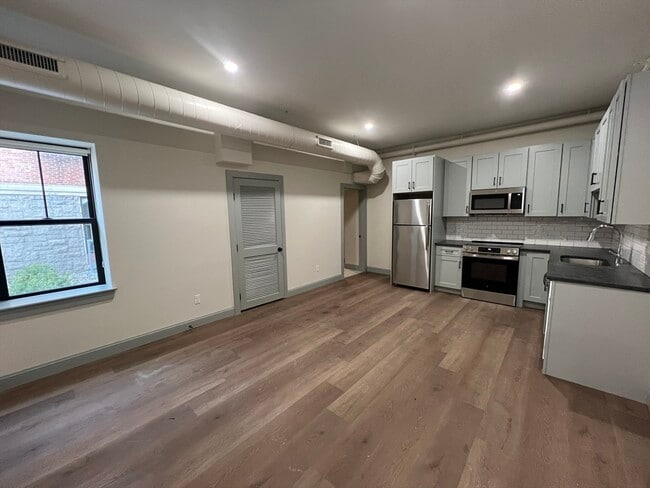 Building Photo - 160 Seabury St Unit 4