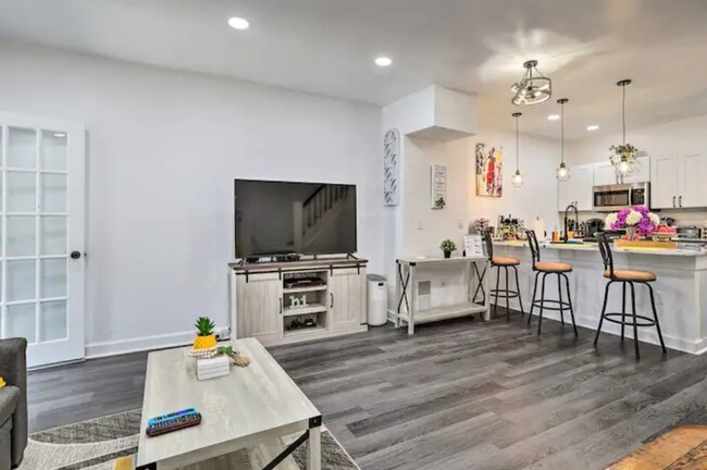 Open Concept Living Room & BarStool Style Kitchen - 821 S Vogdes St Townhome