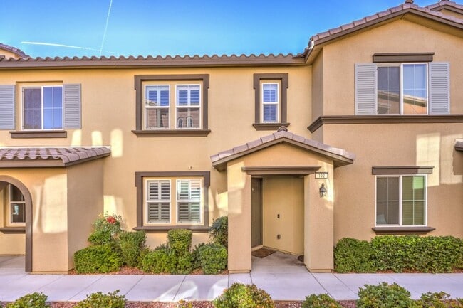 Building Photo - Like New Townhouse Walking Distance to Downtown Summerlin!