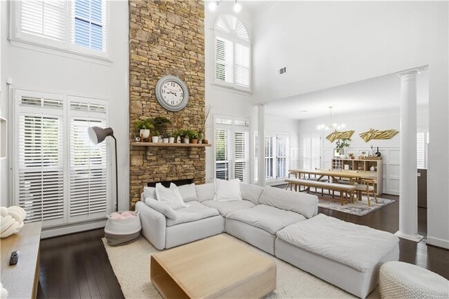 Photo - 303 Declaire Way NE