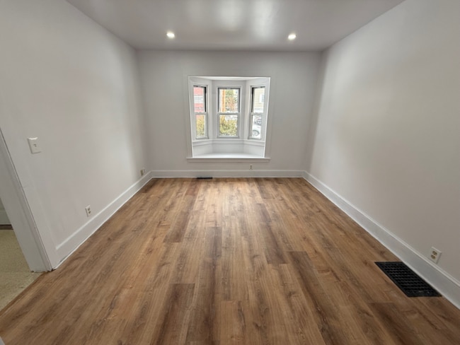 Photo - 114 Hawthorne Ave Unit 114