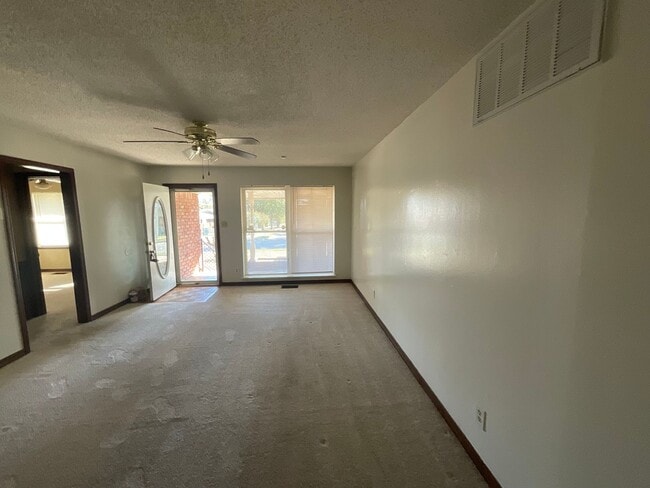 Photo - Spacious 3 bed, 1 1/2 bath, 1 car garage w...
