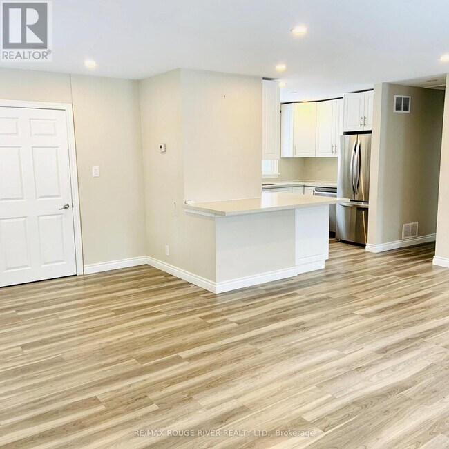 Photo - 513 Rossland Rd E