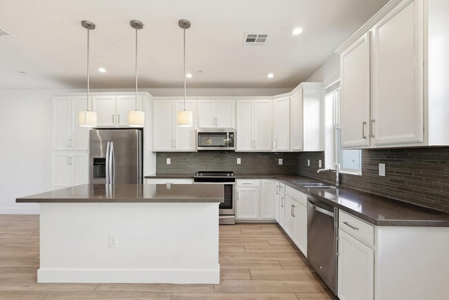 Building Photo - 820 N 8th Ave